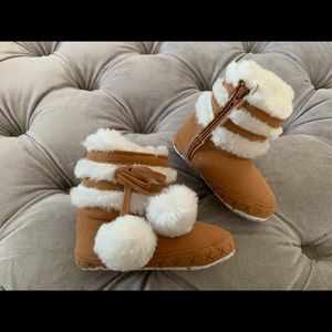 Adorable Faux shearling crib shoes booties 6-12 mo